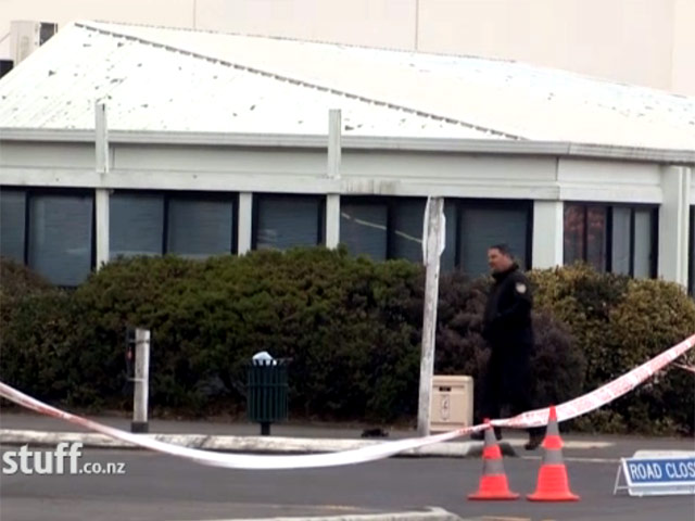 Полиция Новой Зеландии арестовала бездомного мужчину, который устроил бойню в помещении компании Work and Income, являющейся одним из подразделений министерства социального развития. В офисе преступник расстрелял трех человек из обреза ружья