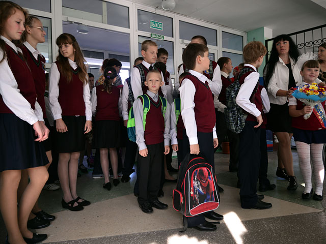 Дети беженцев из Украины в средней общеобразовательной школе в Новосибирской области перед началом торжественной линейки, посвященной началу учебного года
