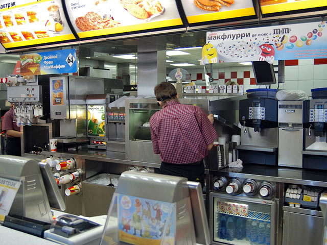 Сотрудники российского представительства сети быстрого питания McDonald's устранили все выявленные нарушения Роспотребнадзора в трех московских ресторанах