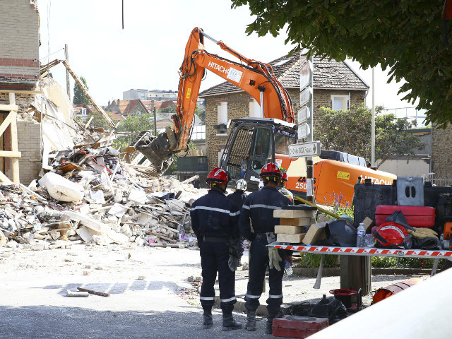 Это уже второе за два дня обрушение жилого дома во Франции. В воскресенье, 31 августа, в парижском пригороде Рони-су-Буа частично разрушился пятиэтажный жилой дом, под завалами погибли восемь человек