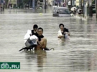 В Японии три человека погибли и сотни тысяч эвакуированы в результате сильнейших наводнений