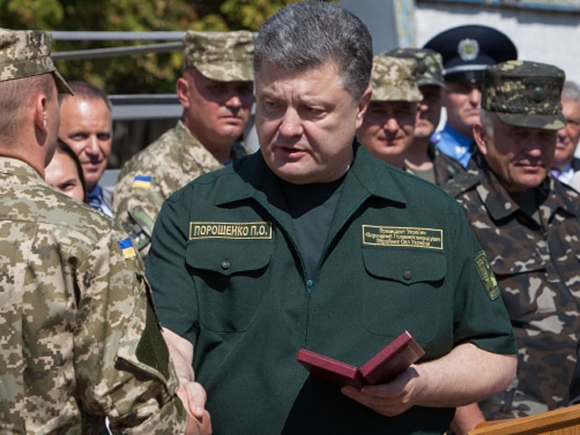 Украинский президент Петр Порошенко утвердил изменения законодательства страны относительно комплектования контрактной армии и упрощения призыва