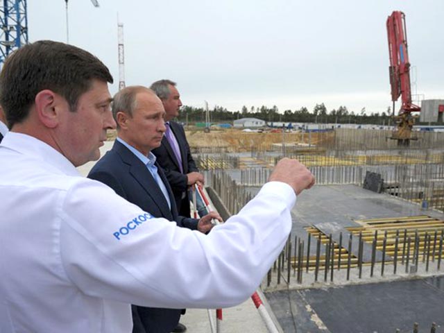 Президент России Владимир Путин в рамках турне по восточным частям страны посетил недостроенный космодром "Восточный", который называют "кормушкой для чиновников"