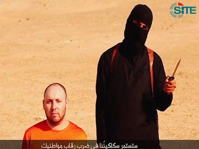 В интернете появилась видеозапись предполагаемой расправы над американским журналистом Стивеном Сотлоффом, учиненной боевиками "Исламского государства" в качестве расплаты за бомбардировки Ирака авиацией США