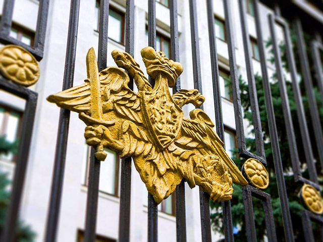О масштабном сокращении скандально известного холдинга "Оборонсервис" объявил замминистра обороны РФ Дмитрий Булгаков. По его словам, в холдинге до конца года закончится реорганизация, в ходе которой штат сократят со 130 до 30 тыс. человек