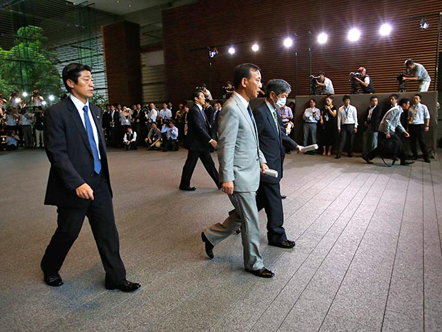 Кабинет министров Японии на экстренном заседании в среду в полном составе подал в отставку, сообщает агентство Kyodo News. Впрочем, процедура является формальностью, необходимой для проведения перестановок среди министров