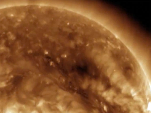Сотрудникам Обсерватории солнечной динамики NASA удалось запечатлеть вспышку на Солнце