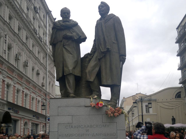 В Москве возле МХТ открылся памятник его основателям - Станиславскому и Немировичу-Данченко