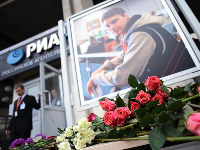 Цветы в память о погибшем на Украине фотокорреспонденте Андрее Стенине у здания агентства МИА "Россия сегодня", 3 сентября 2014 года