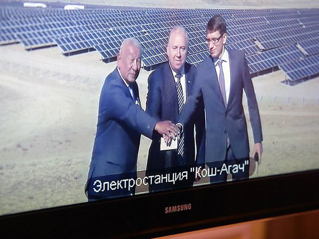 Президент России Владимир Путин, отправившийся в турне по восточным регионам России, поучаствовал в церемонии запуска Кош-Агачской солнечной электростанции (СЭС), которая станет самой крупной СЭС в России
