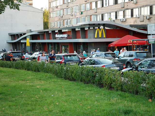 Тверской суд Москвы не удовлетворил ходатайства компании McDonald's об отмене решений, согласно которым два центральных ресторана сети были закрыты
