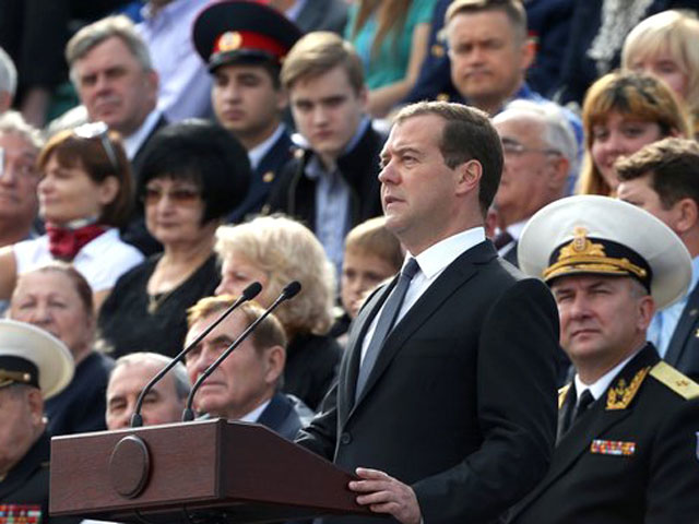 Москва "делами доказывает лидерство", заявил премьер Медведев