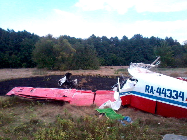 В Липецкой области разбился легкомоторный самолет, в результате погибли четыре человека, находившиеся на борту