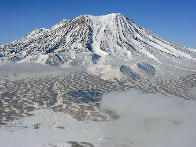 Вулкан Жупановский, извергающийся на Камчатке, выбросил в воскресенье днем несколько столбов пепла, высота наибольшего из которых составила 10 км над уровнем моря
