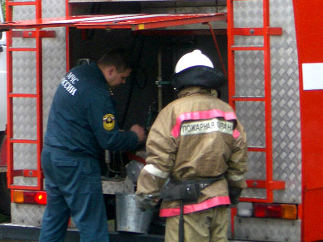Двое трехлетних детей погибли при пожаре в коттедже в Подмосковье, еще один, возможно, находится в горящем доме