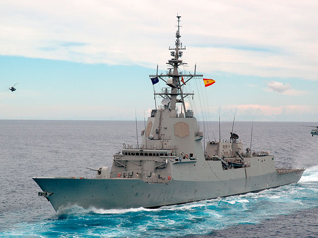 Два боевых корабля НАТО - канадский фрегат "Торонто" и испанский фрегат "Альмиранте Хуан де Бурбон" - зашли в Черное море, они примут участие в международных учениях Sea Breeze 2014 с участием Украины