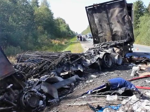 В Псковской области произошло крупное ДТП: в результате лобового столкновения BMW с грузовиком MAN погибли пять человек, сообщает областное ГУ МВД