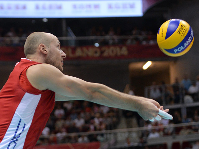 Мужская сборная России по волейболу нанесла поражение команде Болгарии в заключительном матче первого группового этапа чемпионата мира, продлив свою победную серию на турнире до пяти игр