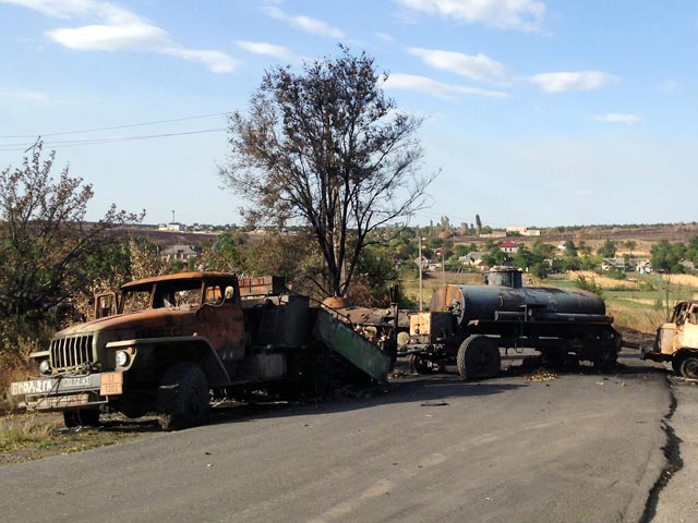 Колонна военной техники, принадлежавшей украинской армии, уничтожена в поселке Розовка Запорожской области Украины, сообщает в понедельник агентство "Новороссия"