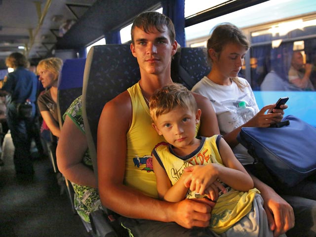 На статус беженца в России претендует около 120 тысяч граждан Украины, а на территории государств Евросоюза таковых насчитывается в общей сложности четыре тысячи, отмечается в публикации