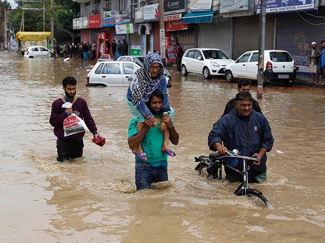 Число жертв сильнейшего за шестьдесят лет наводнения, от которого страдают Индия и Пакистан, превысило четыре сотни человек