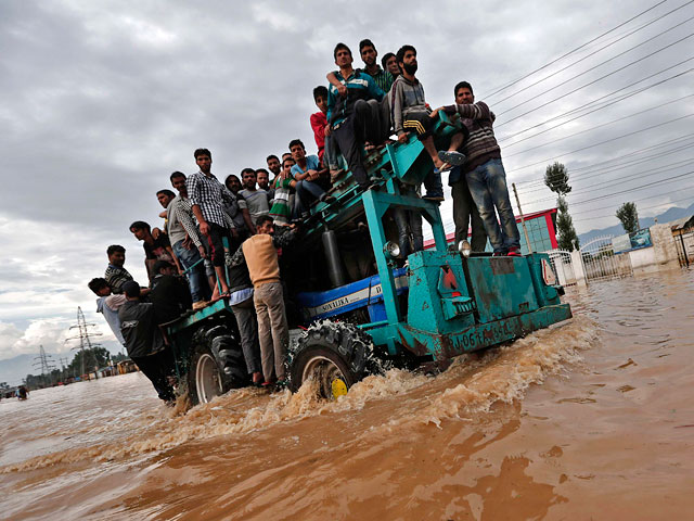 Наводнение, захлестнувшее Индию и Пакистан, унесло жизни более 440 человек, сообщает агентство АР со ссылкой на власти. Ранее сообщалось о 400 погибших