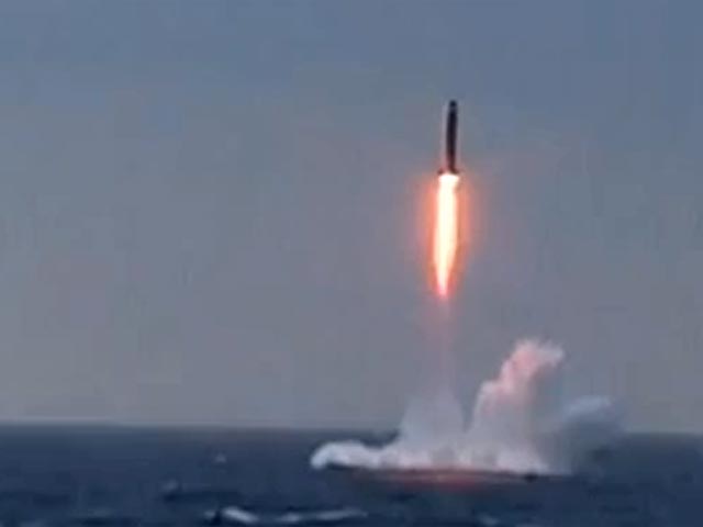 Запуск ракеты "Булава" с подлодки "Владимир Мономах" успешно прошел в Белом море 