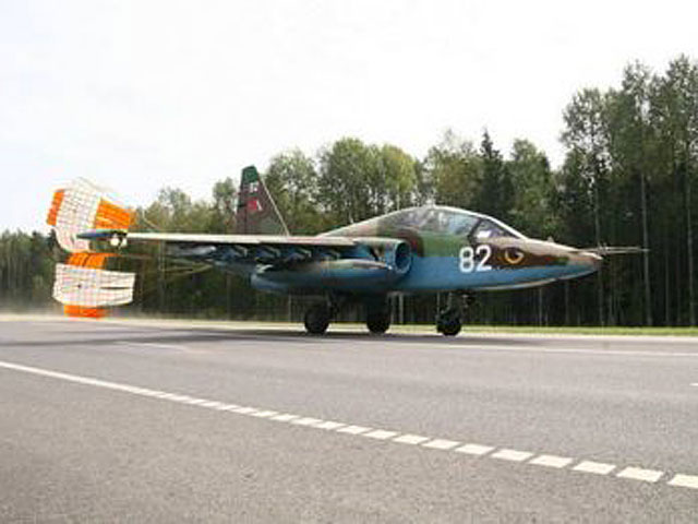 Белорусские летчики посадили четыре боевых самолета на шоссе - в отличие от россиян, им такое не в диковинку