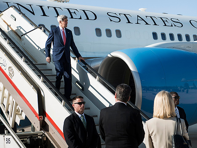 Госсекретарь Соединенных Штатов Джон Керри начал ближневосточное турне с визита в Багдад, где он провел встречу с премьер-министром Ирака Хейдаром аль-Абади