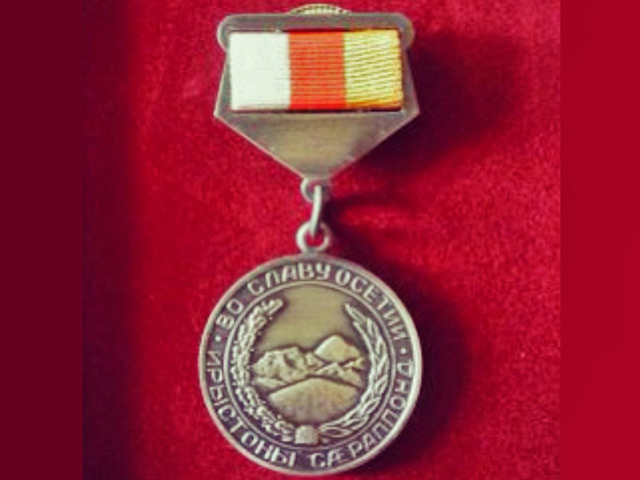 Медалью "Во Славу Осетии" были награждены 10 человек, принявших участие в сражениях на Донбассе на стороне сепаратистов. Трое из них получили награды посмертно