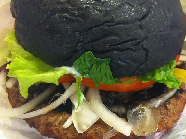 Kuro Burger (kuro по-японски означает "черный") появился в японских ресторанах сети в 2012 году, однако тогда он выглядел менее радикально: черными были только булочка, подкрашенная бамбуковым углем, и кетчуп, в который добавили чернила кальмара