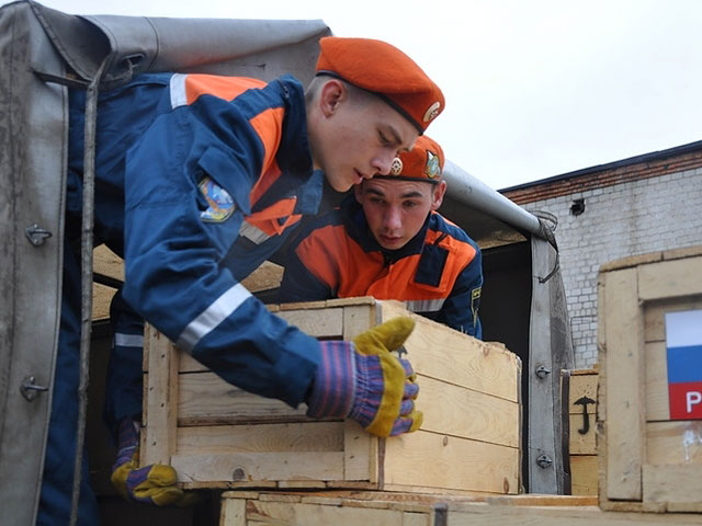 Вторая партия российской гумпомощи находится возле границы с Украиной, сообщили в МЧС