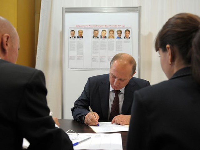 Путин проголосовал не в той комиссии, но это не нарушение, объяснили в МГИК
