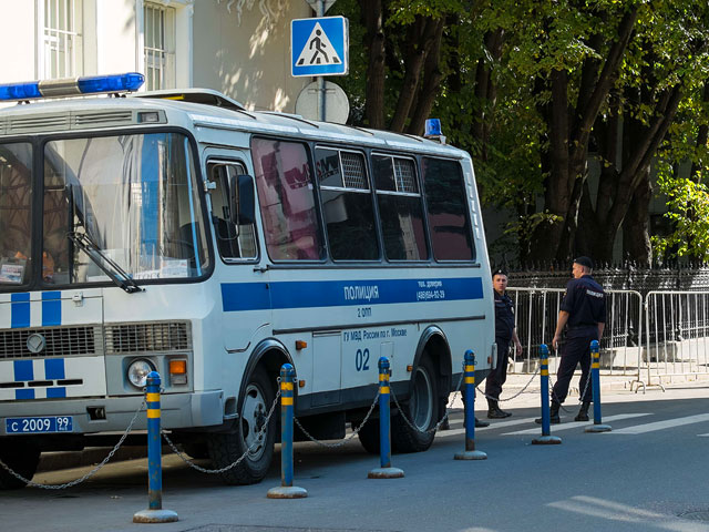 Полиция задержала двоих участников пикета у посольства Украины в Москве в поддержку сепаратистов Донбасса
