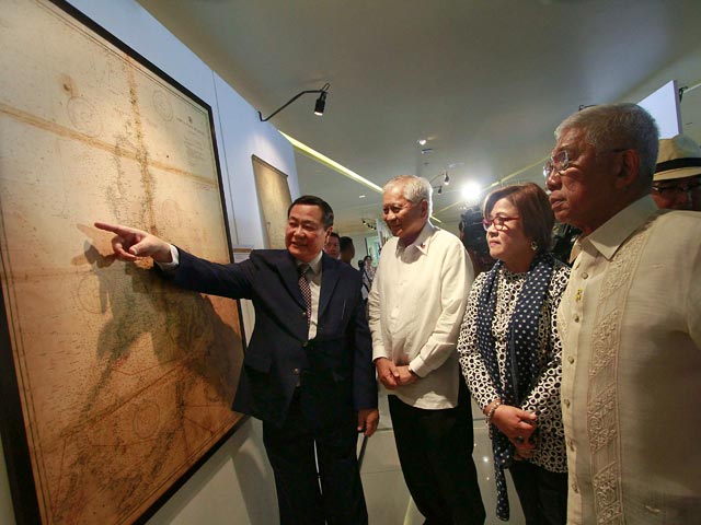 Власти Филиппин представили десятки древних карт, которые, по их мнению, должны прекратить территориальные споры по поводу Южно-Китайского моря