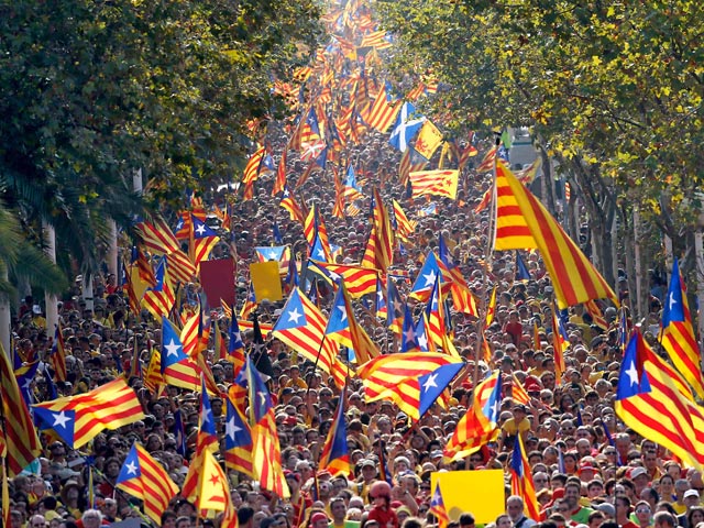Тысячи жителей Барселоны вышли на улицы в поддержку референдума о независимости Каталонии