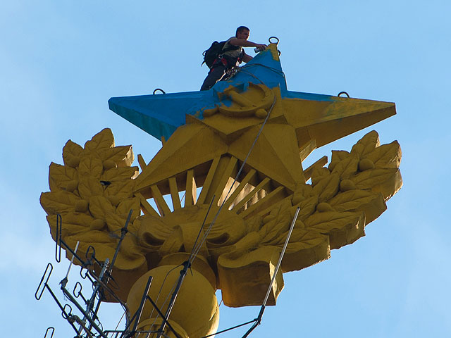 Руфер Мустанг, взявший на себя ответственность за покраску шпиля высотки на Котельнической набережной, объявлен в межгосударственный розыск