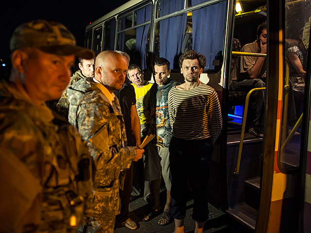 Этой ночью состоялся первый (с момента подписания соглашений в Минске) обмен пленными между Киевом и сепаратистами. Отпущенные армией соратники донецких активистов чувствовали себя неважно