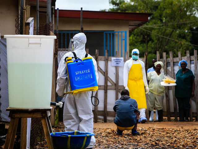 Количество погибших от лихорадки Эбола продолжает расти: их уже более 2400, еще почти 4800 заражены