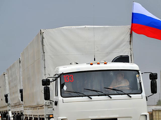 Машины второго российского гуманитарного конвоя для Украины, в ночь на субботу проходившие таможенное оформление на границе, движутся к Луганску