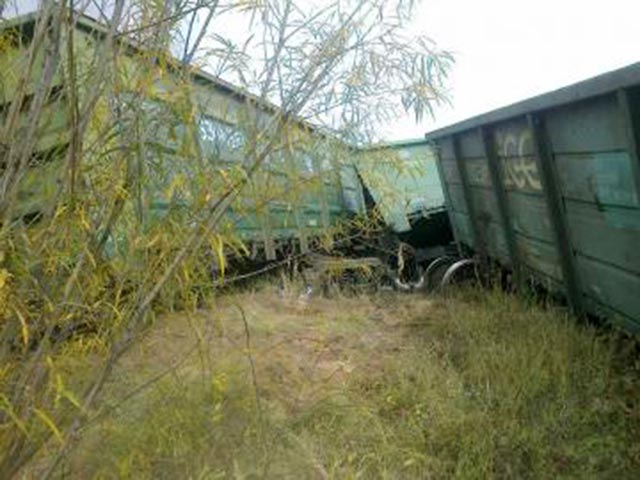 В Бурятии столкнулись два грузовых поезда: погиб машинист, с рельсов сошли тепловоз и 15 вагонов. Возбуждено уголовное дело