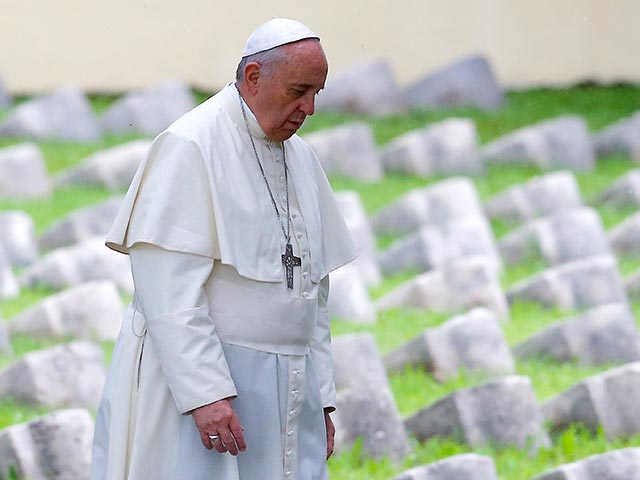 Папа Римский Франциск в проповеди заявил, что Третья мировая война "уже началась, частично". Он принял участие в торжественной мессе на самом большом в Италии мемориальном австро-венгерском кладбище