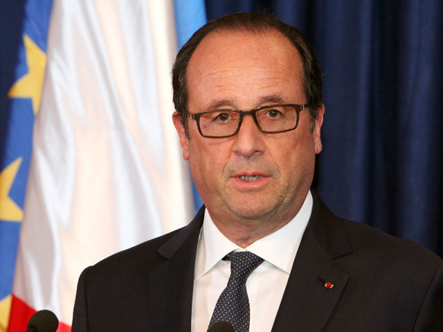 Скан паспорта президента Франции вызвали шквал насмешек