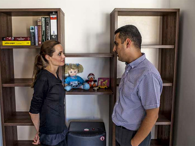 Как сообщает 15 сентября газета The Malta Independent, Джоли прибыла на Мальту вместе с верховным комиссаром ООН по делам беженцев Антониу Гутеррешом. Она посетила пациентов, которых доставили в больницу после кораблекрушения