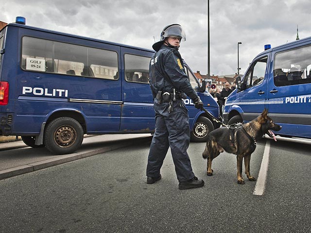 Во вторник полиция Дании начала расследование по факту стрельбы в здании столичного суда. В итоге два человека получили огнестрельные ранения. Один из пострадавших скончался