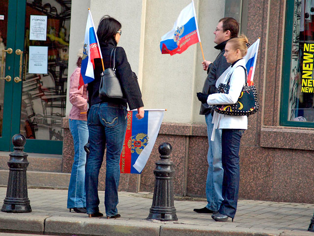 Половина россиян уверена, что жить в России лучше, чем за рубежом, если верить данным опроса Всероссийского центра изучения общественного мнения