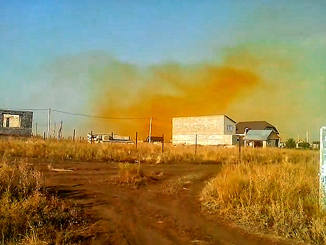 Жители поселка Нижнесакмарский, расположенного в 20 километрах от Оренбурга, стали свидетелями необычного явления. Населенный пункт почти два дня был окутан желтыми облаками, а в воздухе чувствовался резкий запах