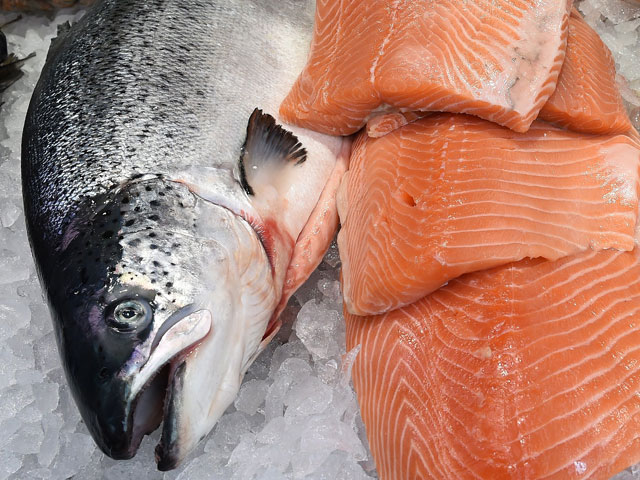 Рыба пошла в обход: ввоз лосося из Норвегии в Белоруссию утроился за неделю