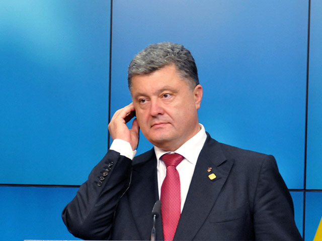 Украинский лидер Петр Порошенко, однако, уверен - у российских властей это не получится, потому что Украина окончательно сделала свой выбор: она будет "европейской нацией"