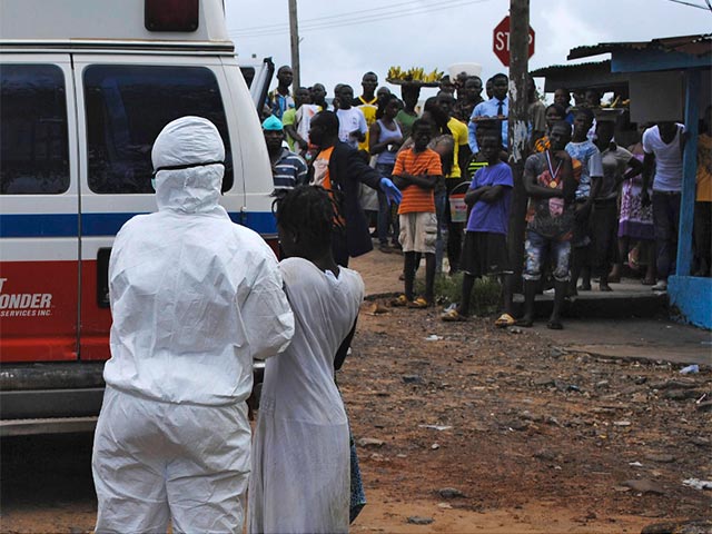 Жители стран Западной Африки, где бушует лихорадка Эбола, закупают на черном рынке кровь тех, кто уже в свое время сумел победить вирус: они верят, что переливание целебной крови позволит и им излечиться в случае болезни